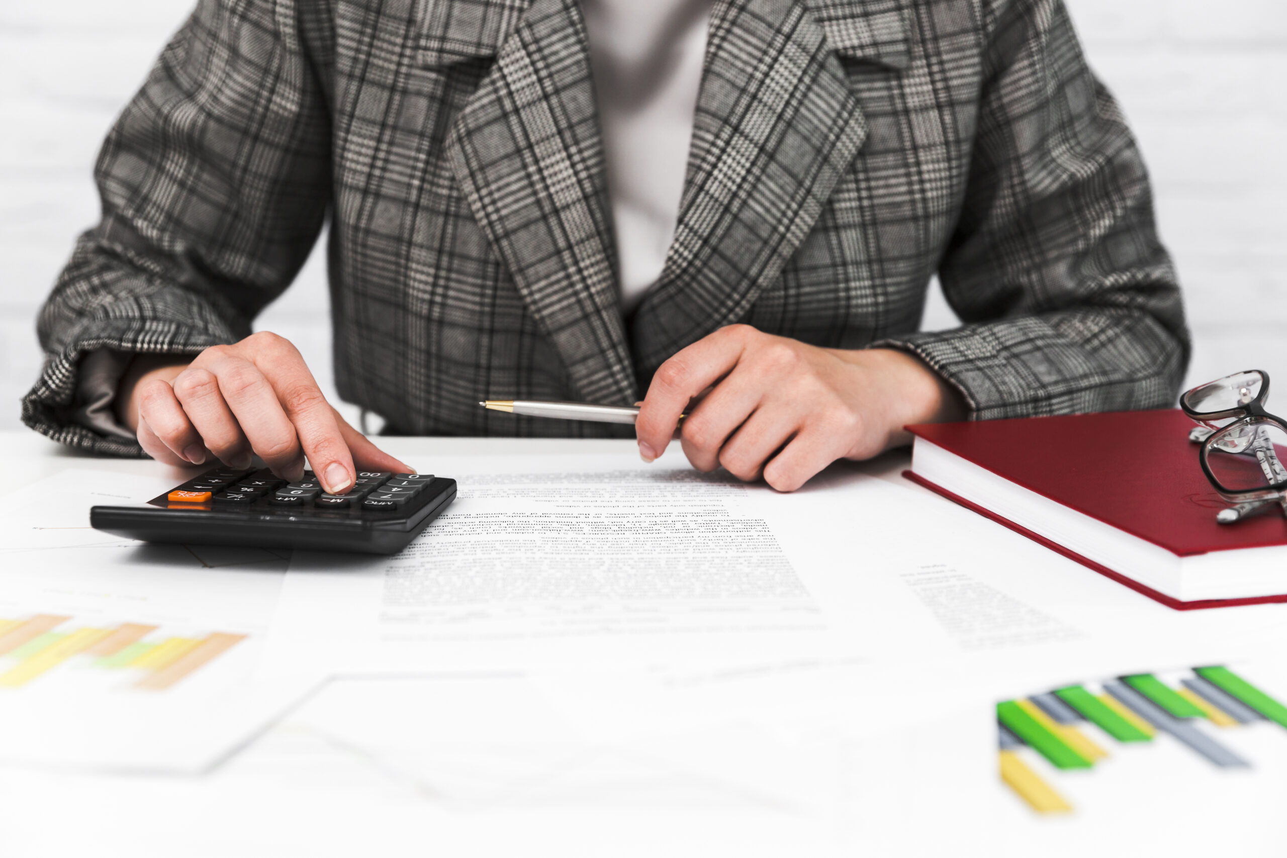 donna-di-affari-che-lavora-un-desktop-dell-ufficio www.freepik.com