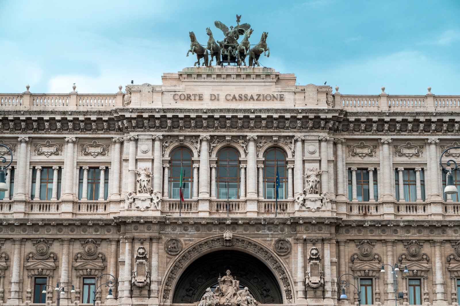 Palazzo di Giustizia, Roma Facciata del Palazzo di Giustizia di Roma, sede della Corte di Cassazione, vista dalla piazza